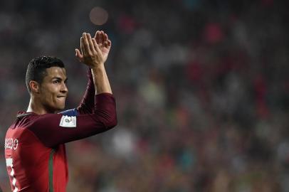  

Portugals midfielder Cristiano Ronaldo applauds at the end of the FIFA World Cup 2018 Group B qualifier football match between Portugal and Switzerland at the Luz Stadium in Lisbon on October 10, 2017. / AFP PHOTO /

Editoria: SPO
Local: Lisbon
Indexador: FRANCISCO LEONG
Secao: soccer
Fonte: AFP
Fotógrafo: STF