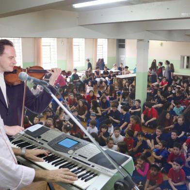 Os músicos Luciano Cesa e Carlos Zinani celebram o resultado de três anos de parceria, com uma apresentação dia 20 de outubro, às 20h, na Casa da Cultura Percy Vargas de Abreu e Lima, em Caxias do Sul. Na ocasião, a dupla apresenta o trabalho intitulado ¿Concertos Didáticos¿, que contará também com participações de artistas locais.