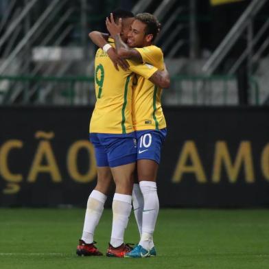 Neymar e Gabriel Jesus comemoram após o segundo gol da Seleção Brasileira contra o Chile em partida válida pelas Eliminatórias da Copa do Mundo de 2018, na Rússia.