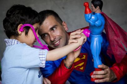  

OSÓRIO, RS, BRASIL, 05-10-2017: O menino Vicktor Gabriel Santos dos Santos, 4 anos, que teve a foto publicada na capa de Zero Hora em 13/10/2016, reencontra o Super-Homem Maicon Castilho, que o visitou no Hospital da Criança Santo Antônio no Dia da Criança do ano passado. (Foto: Mateus Bruxel / Agência RBS)