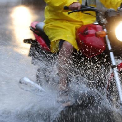  

PORTO ALEGRE, RS, BRASIL, 11-10-2017. Chuva causa transtornos no trânsito. (RONALDO BERNARDI/AGÊNCIA RBS)