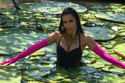 Anitta na Amazônia para sua próxima produção, Is That For Me, em dupla com o DJ Alesso.