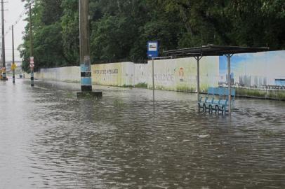 Os torcedores que pretendem ir a Arena na noite desta quarta-feira para assistir a Grêmio e Cruzeiro pelo campeonato Brasileiro devem ficar atentos: a chuva causou muitos alagamentos na região do bairro Humaitá, em Porto Alegre.