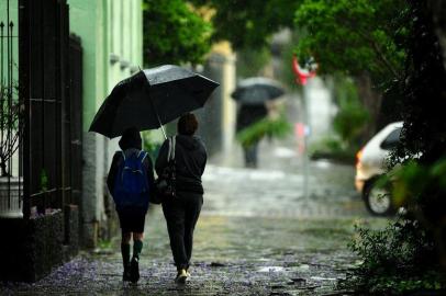  CAXIAS DO SUL, RS, BRASIL, 06/10/2017. Ambiental de chuva em Caxias do Sul. O tempo instável deve durar pelos próximos dias. (Diogo Sallaberry/Agência RBS)