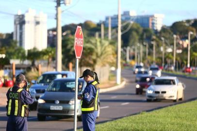  PORTO ALEGRE, RS, BRASIL, 02-06-2017. EPTC faz fiscalização de trânsito na Av. Diário de Noticias. (LAURO ALVES/AGÊNCIA RBS)