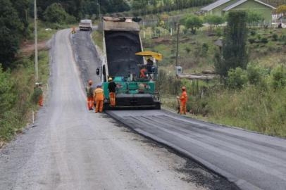 Com empréstimo e parceria de comunidades, Farroupilha vai asfaltar 10 trechos de estradas do interior