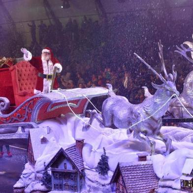 04_11_2015_30Natal Luz de Gramado. Grande Desfile de Natal. Foto Cleiton Thiele/SerraPress