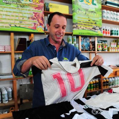  CAXIAS DO SUL, RS, BRASIL, 26/09/2017 - Luiz Fernando Martinotto, o Nene, é empresário, sócio de uma agropecuária, e joga no futebol amador aos fins de semana. Nene é meia atacante, camisa 10, do Botafogo de Santa Lúcia do Piaí. Série sobre futebol amador, do repórter Cristiano Daros. (Marcelo Casagrande/Agência RBS)