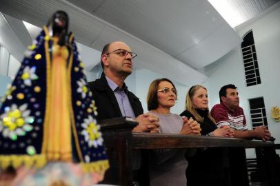  CAXIAS DO SUL, RS, BRASIL, 11/10/2017 - Devotos de Nossa Senhora da Conceição Aparecida, popularmente chamada de Nossa Senhora Aparecida, é a padroeira do Brasil. NA FOTO: da esq. para dir. - Luis Tadeu da Motta Rodrigues, sua esposa Beatriz Pedrotti Rodrigues, Marlene e Vilmar Marian. (Marcelo Casagrande/Agência RBS)