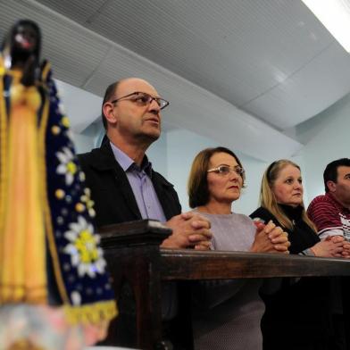  CAXIAS DO SUL, RS, BRASIL, 11/10/2017 - Devotos de Nossa Senhora da Conceição Aparecida, popularmente chamada de Nossa Senhora Aparecida, é a padroeira do Brasil. NA FOTO: da esq. para dir. - Luis Tadeu da Motta Rodrigues, sua esposa Beatriz Pedrotti Rodrigues, Marlene e Vilmar Marian. (Marcelo Casagrande/Agência RBS)