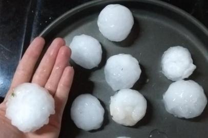  

SANTO ÂNGELO, RS, BRASIL, 11/10/2017. Uma chuva de granizo atingiu Santo Ângelo, na Região das Missões, no início da noite desta quarta-feira. Conforme a Corpo de Bombeiros do município, o fenômeno começou por volta das 19h, durou poucos minutos, mas foi o suficiente para causar estragos em casas no município. Até o momento, segundo a Defesa Civil do município, pelo menos 80 casas foram danificadas pelas pedras de chuva de gelo. O coordenador do órgão na cidade, Adelar Cavalheiro, informou que a queda de granizo no município foi rápida, durando poucos minutos. Foto: Luis Eduardo Calegaro Zanetti/Arquivo Pessoal