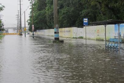 Os torcedores que pretendem ir a Arena na noite desta quarta-feira para assistir a Grêmio e Cruzeiro pelo campeonato Brasileiro devem ficar atentos: a chuva causou muitos alagamentos na região do bairro Humaitá, em Porto Alegre.