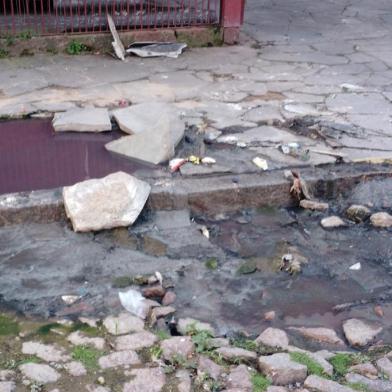 Um buraco na Rua Luiz Cezar Leal, no bairro Rubem Berta, em Porto Alegre, está prejudicando moradores da região. Segundo um usuário do aplicativo Pelas Ruas, o problema localiza-se em frente ao portão de garagem de um prédio residencial.