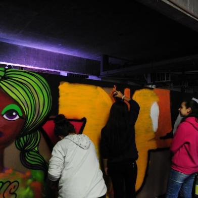  CAXIAS DO SUL, RS, BRASIL (11/10/2017). Oficina de Grafite e  Hip Hop no teatro do Moinho da Estação. Galera do Jardelino Ramos aprende técnica de grafite. (Roni Rigon/Pioneiro).