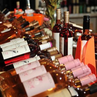  CAXIAS DO SUL, RS, BRASIL, 30/12/2016. Cada vez mais os vinhos e espumantes rosés têm conquistado lugar na preferência de apreciadores. Reportagem mostra tudo a respeito desse estilo que combina perfeitamente com o verão. (Diogo Sallaberry/Agência RBS)