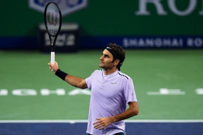 Roger Federer of Switzerland waves to the crowd after winning the match during the men's singles against Alexandr Dolgopolov of Ukraine at the Shanghai Masters tennis tournament in Shanghai on October 12, 2017.  / AFP PHOTO / CHANDAN KHANNA