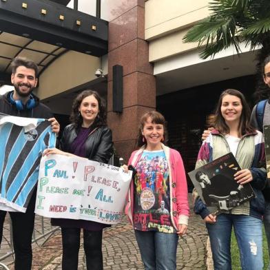 Fãs de Paul MacCartney em frente ao Hotel Sheraton , em Porto Alegre , na véspera do show da turnê One on One Tour , que será apresentada no Beira-Rio. Da esquerda pra direita Lucas martini, Lisiane, Renata, Julia bortoli, Leandro peixoto