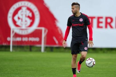  PORTO ALEGRE, RS, BRASIL, 12-10-2017. Inter treina no CT Parque Gigante. Na foto: Nico López (FERNANDO GOMES/AGÊNCIA RBS)