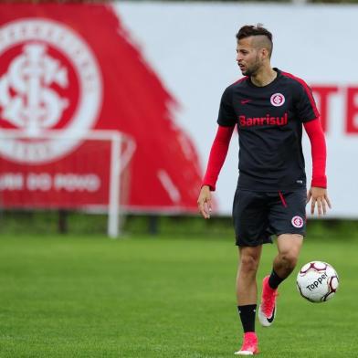  PORTO ALEGRE, RS, BRASIL, 12-10-2017. Inter treina no CT Parque Gigante. Na foto: Nico López (FERNANDO GOMES/AGÊNCIA RBS)