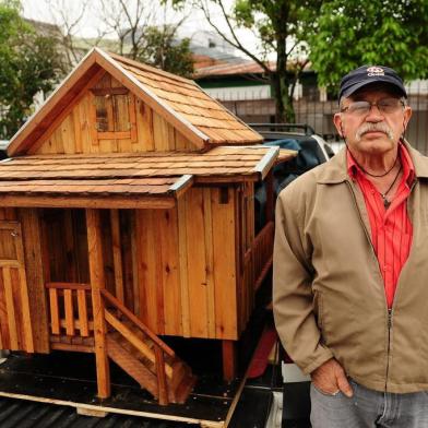  CAXIAS DO SUL, RS, BRASIL, 02/10/2017. Antônio Turella, 69 anos, construiu réplica em madeira de casa em que nasceu e foi criado. (Diogo Sallaberry/Agência RBS)