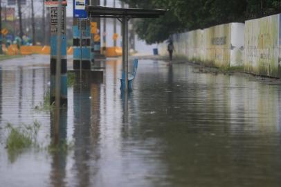  

PORTO ALEGRE, RS, BRASIL - 12/10/2017 - Vias no entorno da Arena do Grêmio seguem alagando com as chuvas que caem em Porto Alegre. Na foto, avenida Padre Leopoldo Brentano. (André Ávila/Agência RBS)