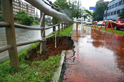  

PORTO ALEGRE, RS, BRASIL, 12/10/2017:  buraco na ciclovia da ipiranga na altura do número 543