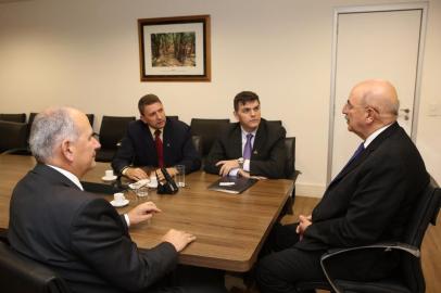 Ministro do Desenvolvimento Social, Osmar Terra, com os diretores do Hospital Geral, Sandro Junqueira e Gilberto Chissini, e o diretor do Ministério do Desenvolvimento Social, ex-vice-prefeito Antonio Feldmann