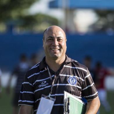 arilson cardoso é o novo técnico do aimoré09/10 - A tÃ©cnico ArÃ­lson Costa Ã© anunciado como novo tÃ©cnico do C.E. AimorÃ©.    CrÃ©dito: Digue Cardoso