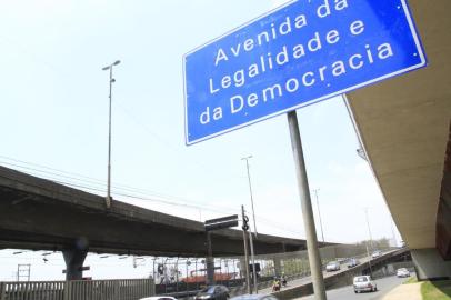 EPTC instala as novas placas indicativas da Avenida da Legalidade e da Democracia.