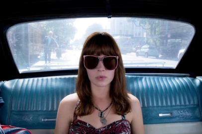 Britt Robertson na série Girlboss (2017)