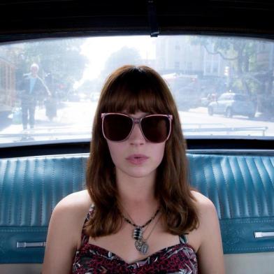 Britt Robertson na série Girlboss (2017)