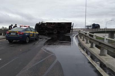 Um caminhão tombou na alça de acesso da ponte do Guaíba próximo a Avenida Sertório, no sentido Inteior-Capital. Há bloqueio total nos acessos a Avenida Sertório e a Freeway e os veículos estão sendo desviados para a Avenida da Legalidade e Democracia. Motoristas que estejam se deslocando de Eldorado do Sul para Porto Alegre precisam pegar o desvio.