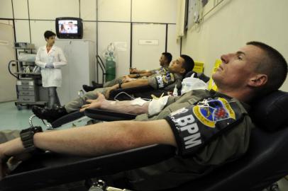  CAXIAS DO SUL, RS, BRASIL, 13/10/2017 - Soldados da brigada militar fazem doação de sangue no Hemocentro. NA FOTO: Soldados: Eduardo Martinez(ao fundo), Moisés da Rosa Junior (ao centro) e Eduardo Schweig, em primeiro plano. (Marcelo Casagrande/Agência RBS)