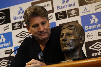 PORTO ALEGRE, RS, BRASIL, 11.08.2017. O técnico do Grêmio Renato Gaúcho concede entrevista coletiva após o treino e mostra busto seu que ganhou de presente do artista plástico catarinense Sérgio Coirolo.

Foto: Mateus Bruxel/Agência RBS