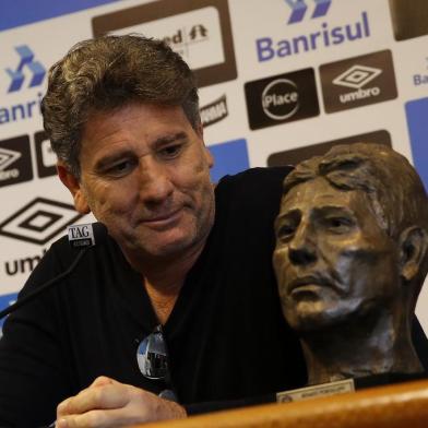 PORTO ALEGRE, RS, BRASIL, 11.08.2017. O técnico do Grêmio Renato Gaúcho concede entrevista coletiva após o treino e mostra busto seu que ganhou de presente do artista plástico catarinense Sérgio Coirolo.

Foto: Mateus Bruxel/Agência RBS