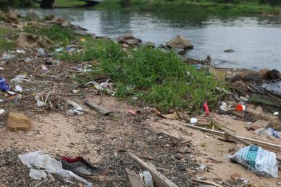  

PORTO ALEGRE, RS, BRASIL, 06-10-2017. Matéria aponta alguns dos problemas mais antigos da Capital, por que eles demoram a ser resolvidos e o que falta para saírem do papel. Na foto: sujeira ou saída de esgoto no Guaíba. (FERNANDO GOMES/AGÊNCIA RBS)