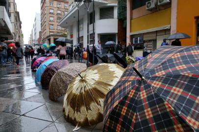  

PORTO ALEGRE, RS, BRASIL 06/06/2017 - Vendedores ambulantes abrem guarda-chuvas para venda na Rua da Praia. (FOTO: FERNANDO GOMES/AGÊNCIA RBS).