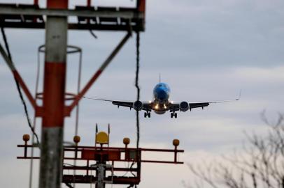  

PORTO ALEGRE, RS, BRASIL, 06-10-2017. Matéria aponta alguns dos problemas mais antigos da Capital, por que eles demoram a ser resolvidos e o que falta para saírem do papel. Na foto: Pista do aeroporto Salgado Filho (FERNANDO GOMES/AGÊNCIA RBS)