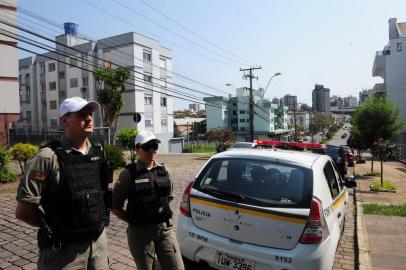  CAXIAS DO SUL, RS, BRASIL (26/09/2017). Policiamento Comunitário da Brigada Militar. Reportagem verifica o policiamento comunitário com os soldados Voltér Sartori e Daiani Boeira. O trabalho dos servidores abrange os bairros Jardim América, Universitário e Madureira. (Roni Rigon/Pioneiro).