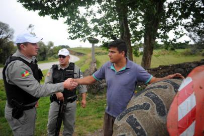  CAXIAS DO SUL, RS, BRASIL 28/09/2017Soldados Weide e Douglas fazem mais de 300km por dia atuando no policiamento comunitário da BM no interior de Caxias do Sul. Na foto junto com os policiais o acricultor Renato Matias de Oliveira, 31 anos, morador de Vila Seca há 9 anos. (Felipe Nyland/Agência RBS)