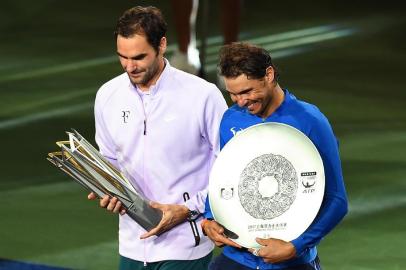  

Winner Roger Federer of Switzerland (L) and second-placed Rafael Nadal of Spain hold their trophies after the mens singles final match at the Shanghai Masters tennis tournament in Shanghai on October 15, 2017. / AFP PHOTO / Chandan KHANNA

Editoria: SPO
Local: Shanghai
Indexador: CHANDAN KHANNA
Secao: tennis
Fonte: AFP
Fotógrafo: STR