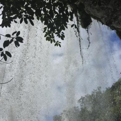 Queda dágua na gruta de Dr. Ricardo, no Vale do Taquari (RS)