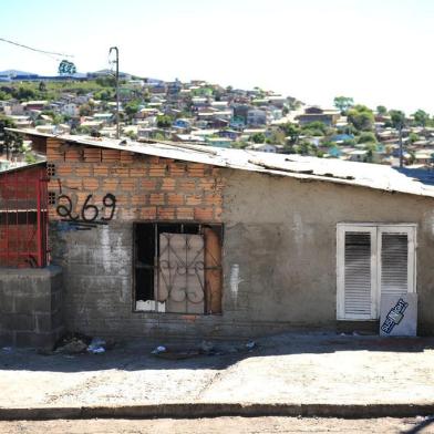  CAXIAS DO SUL, RS, BRASIL, 15/10/2017. Dois jovens irmãos são as mais recentes vítimas da violência na Zona Norte de Caxias do Sul. Marlon Kowaleski Santos, 16 anos, e Maurilio Kowaleski Santos, 18, foram executados no interior de uma residência na Rua dos Agricultores, no bairro Belo Horizonte, por volta das 20h30min desta sexta-feira. (Diogo Sallaberry/Agência RBS)