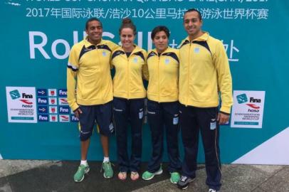 Quatro brasileiros conquistaram medalhas neste domingo (15), na etapa de Chun¿an da Copa do Mundo. Ana Marcela Cunha, Allan do Carmo, Viviane Jungblut e Fernando Ponte ficaram no pódio na China.
Na prova de 10km feminino, Ana Marcela Cunha foi mais uma vez brilhante e conquistou a medalha de ouro. Na mesma prova, a gaúcha Viviane Jungblut, que disputou a prova pela primeira vez, também brilhou e saiu com a medalha de bronze. A italiana Adriana Bridi ficou com a prata.Na versão masculina da prova, Allan do Carmo ficou muito próximo da vitória. Ele, inclusive, chegou primeiro do que o húngaro Kristof Rasouszut, mas acabou errando a batida de mão e conquistou a medalha de prata. O ouro ficou com o europeu. Assim como na prova das meninas, um brasileiro obteve o bronze: Fernando Ponte. O gaúcho terminou o percurso em 3º lugar e conquistou uma medalha na Copa do Mundo.