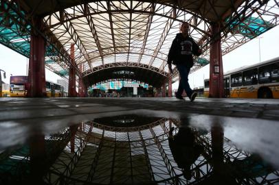  

PORTO ALEGRE, RS, BRASIL, 13-10-2017. Destelhado desde 20 de dezembro de 2014, o terminal Triângulo, na zona norte de Porto Alegre, segue sem restauro. Para marcar o aniversário de três anos do temporal que levou boa parte da cobertura do terminal _ onde passam cerca de 96 mil pessoas por dia _ um evento foi criado no Facebook. (LAURO ALVES/AGÊNCIA RBS)