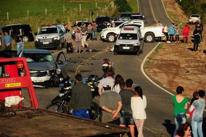  CAXIAS DO SUL, RS, BRASIL, 15/10/2017. Acidente de trânsito entre carro e moto mata casal no interior de Fazenda Souza, na localidade de Água Azul. (Diogo Sallaberry/Agência RBS)