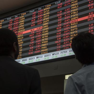  SÃO PAULO, SP, BRASIL, 18/05/2017. Vista da Bolsa de Valores BM&F Bovespa, na região central de São Paulo, nesta quinta feira, 18. O principal índice da bolsa paulista retomou o pregão e opera em forte queda nesta quinta-feira (18), após ter os negócios interrompidos pelo circuit breaker, um mecanismo de controle de variação dos índices. A queda acontece após as denúncias envolvendo o presidente Michel Temer.Visitors look at an electronic board at the Sao Paulo Stock Exchange (B3), in Sao Paulo, Brazil, on May 18, 2017.Brazilian financial markets plummeted on opening Thursday in the wake of a bombshell report that President Michel Temer approved paying hush money to a corrupt politician. The real fell 5.46 percent against the dollar to 3.315, down from 3.134 at closing Wednesday, CMA consultants said. / AFP PHOTO / Nelson ALMEIDAEditoria: FINLocal: Sao PauloIndexador: NELSON ALMEIDASecao: foreign exchange marketFonte: AFPFotógrafo: STF