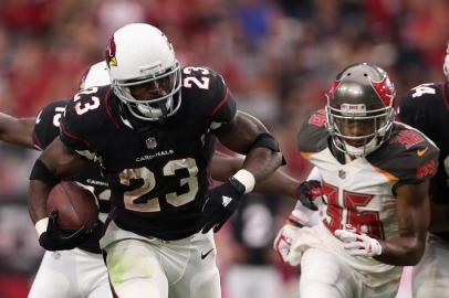 Tampa Bay Buccaneers v Arizona Cardinals

GLENDALE, AZ - OCTOBER 15: Running back Adrian Peterson #23 of the Arizona Cardinals rushes the football past defensive back Javien Elliott #35 of the Tampa Bay Buccaneers during the second half of the NFL game at the University of Phoenix Stadium on October 15, 2017 in Glendale, Arizona. The Cardinals defeated the Buccaneers 38-33.   Christian Petersen/Getty Images/AFP

Editoria: SPO
Local: Glendale
Indexador: Christian Petersen
Secao: American Football
Fonte: GETTY IMAGES NORTH AMERICA
Fotógrafo: STF