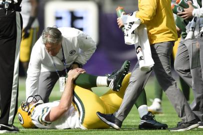 Green Bay Packers v Minnesota Vikings

MINNEAPOLIS, MN - OCTOBER 15: Aaron Rodgers #12 of the Green Bay Packers clenches his right knee after being hit during the first quarter of the game against the Minnesota Vikings on October 15, 2017 at US Bank Stadium in Minneapolis, Minnesota.   Hannah Foslien/Getty Images/AFP

Editoria: SPO
Local: Minneapolis
Indexador: Hannah Foslien
Secao: American Football
Fonte: GETTY IMAGES NORTH AMERICA
Fotógrafo: STR