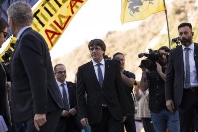 Catalan regional government president Carles Puigdemont (C) arrives to a ceremony commemorating the 77th anniversary of the death of Catalan leader Lluis Companys at the Montjuic Cemetery in Barcelona on October 15, 2017. Companys had proclaimed a "Catalan state in the Spanish federal republic" in 1934 to oppose the conservatives who governed in Madrid. Exiled in France, Companys was denounced by the Nazis in 1940 and handed over to Spain where he was executed.